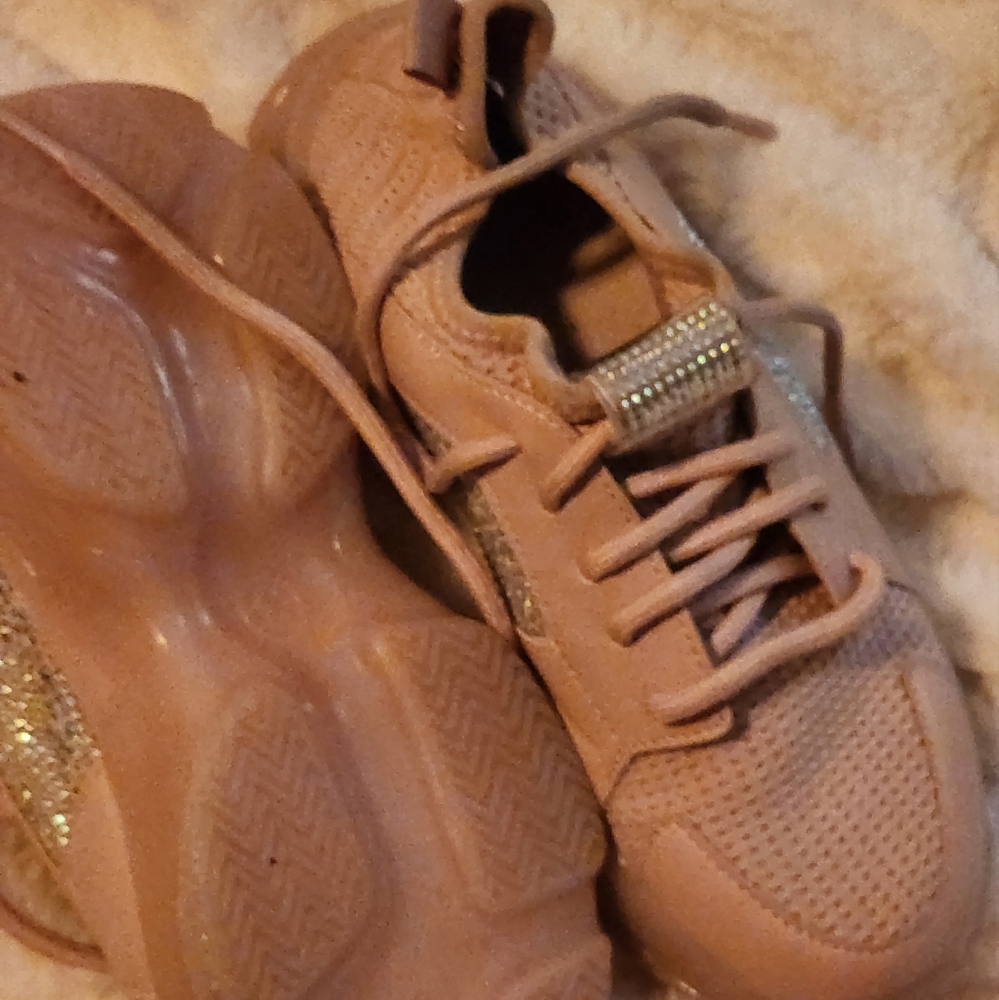 Sneaker - Picture 2 of 3